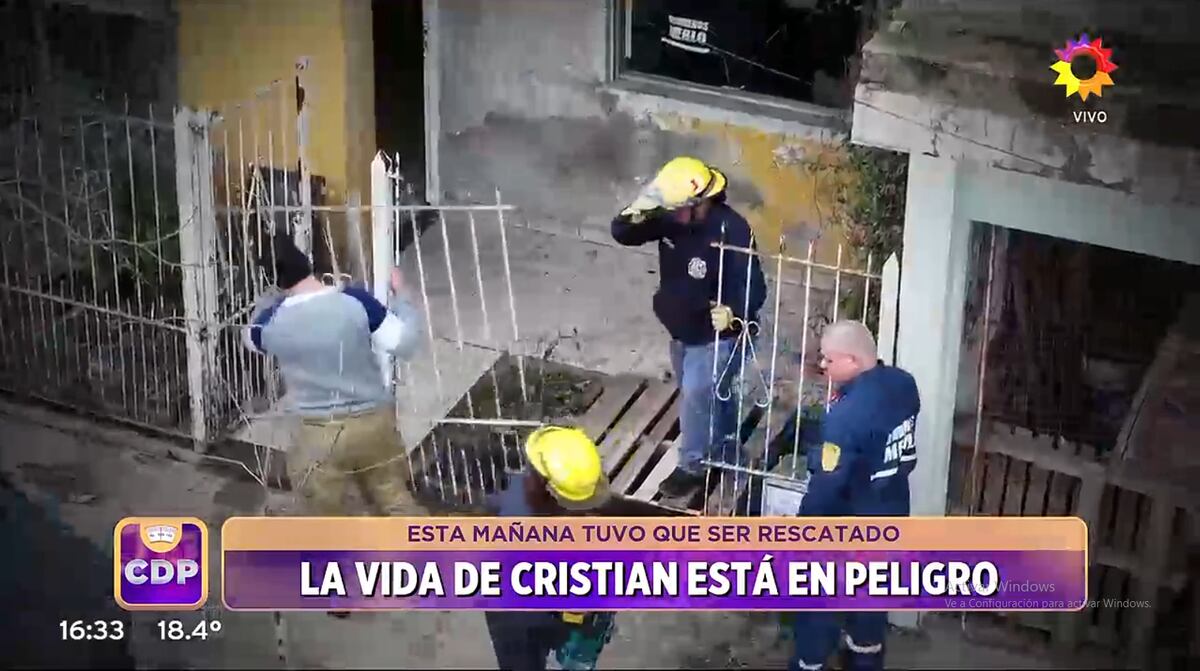 Los bomberos tuvieron que retirar las rejas de la casa de Fredes para poder retirarlo.