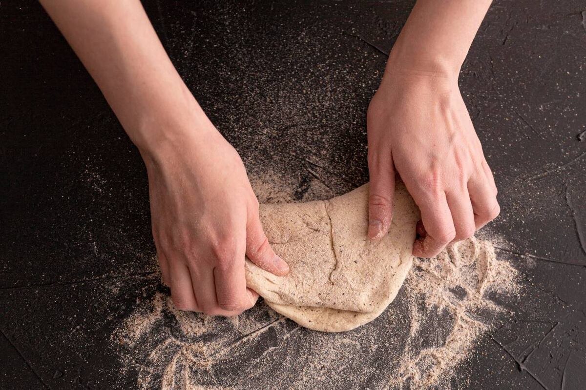 Esta masa casera de empanadas, hecha sin harina de trigo, es fácil, saludable y lista en solo 25 minutos. Ideal para horno o fritura, y perfecta para quienes buscan recetas sin gluten. (Freepik)