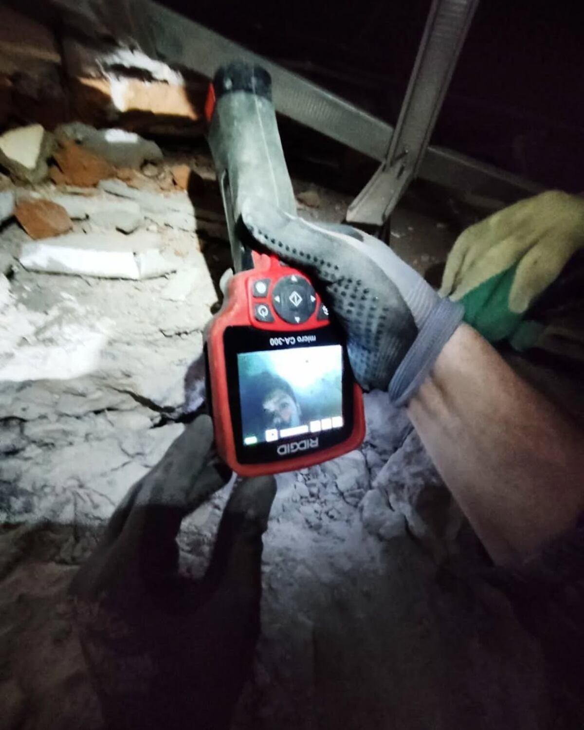 Milagroso rescate en Myanmar de un trabajador de un hotel que estuvo 5 días sepultado por escombros.