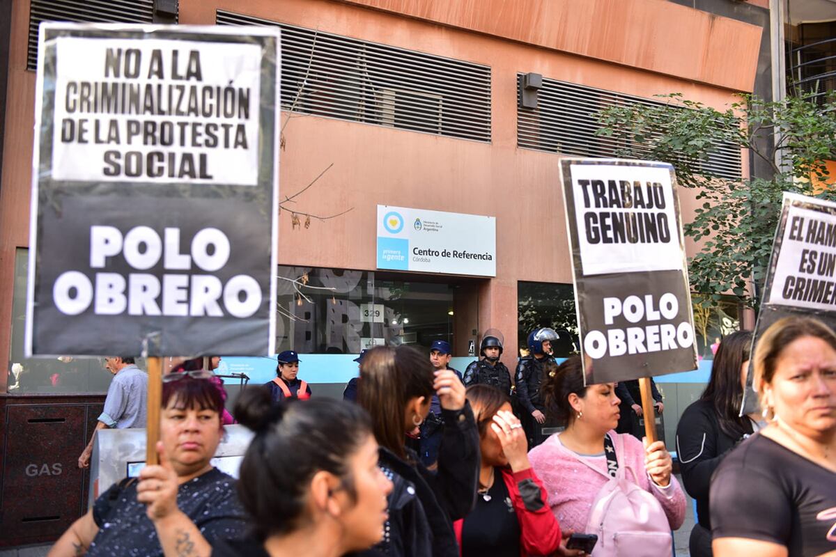 Organizaciones sociales se movilizan hacia la sede del Ministerio de Desarrollo Social de la Nación, ubicado en calle Chacabuco. (José Hernández/La Voz)