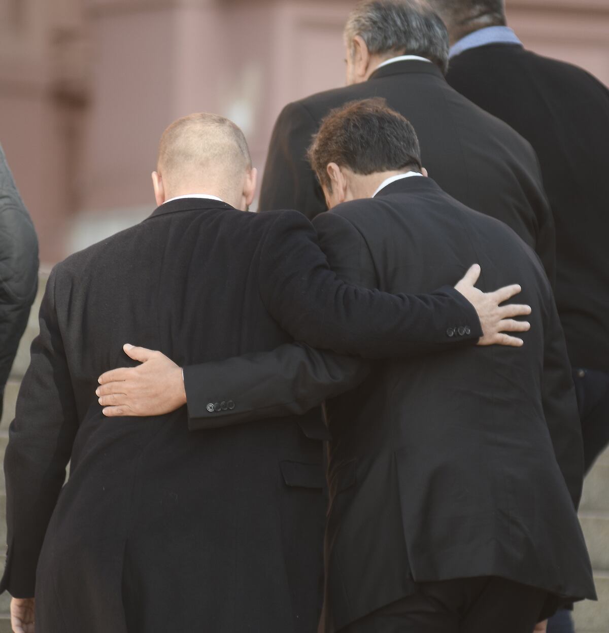 Sergio Massa y Martín Guzmán, abrazados en las escalinatas de Casa Rosada. (Federico López Claro)