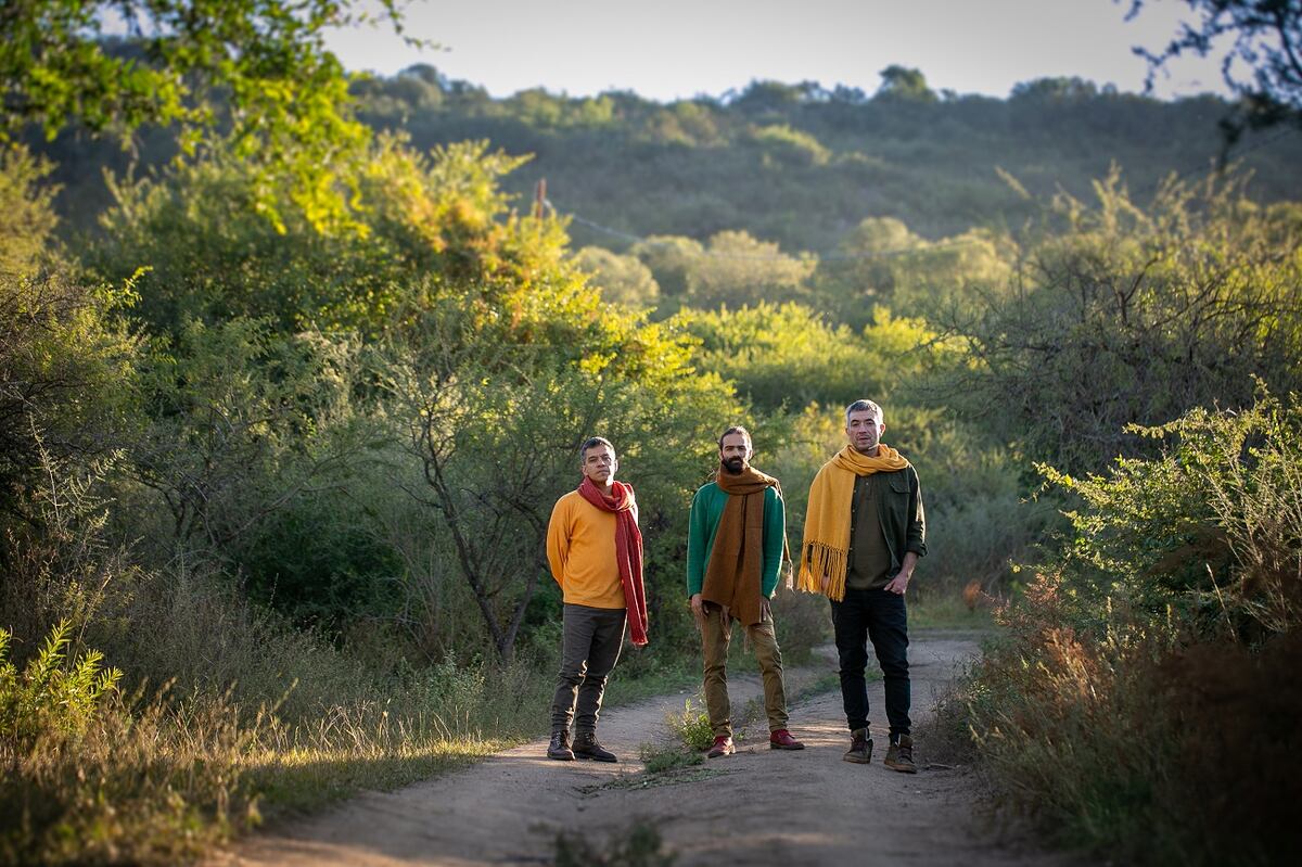 El trío Aromo presenta "Rescoldo", su segundo disco, y reafirma su conexión con Traslasierra. (Prensa Aromo/Natalia Mondelo).
