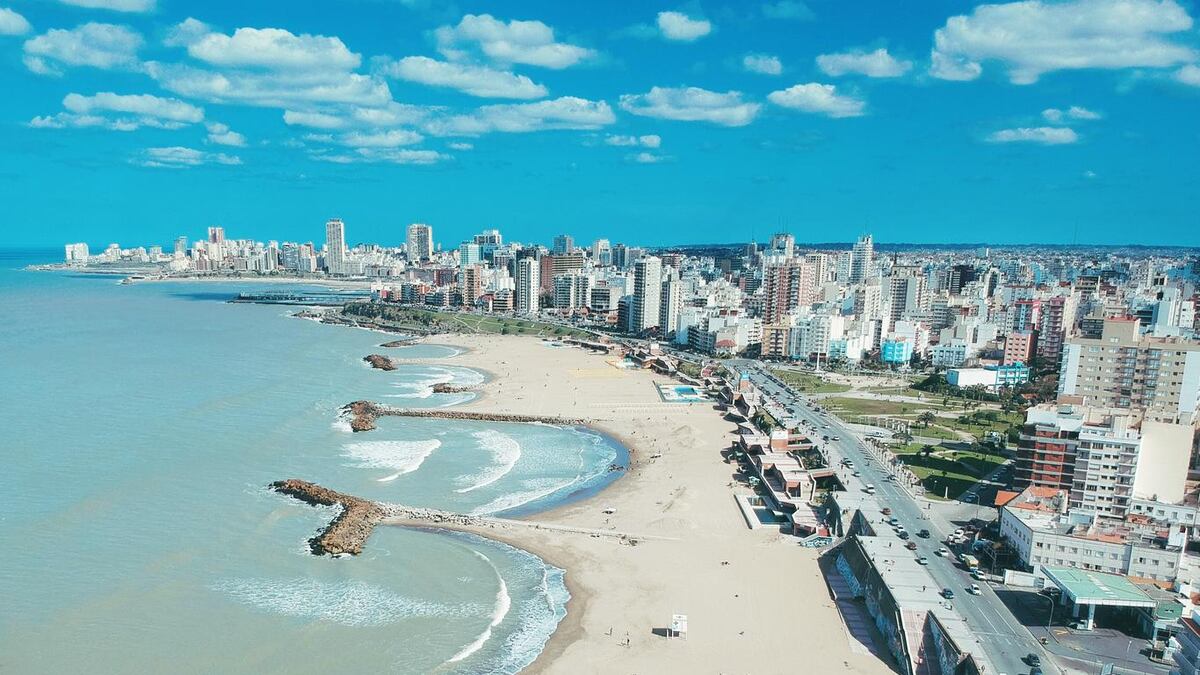Mar del Plata. Las ciudades costeras regulan el mantenimiento de los edificios principalmente por la erosión que provoca la cercanía al mar.