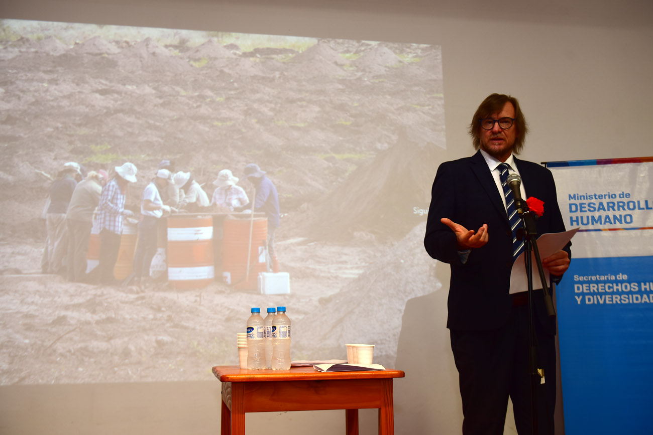 Conferencia en el Espacio La Perla sobre las excavaciones en la Loma del Torito donde se encontraron fosas con restos humanos.  Miguel Hugo Vaca Narvaja, juez federal.   (Nicolás Bravo / La Voz)