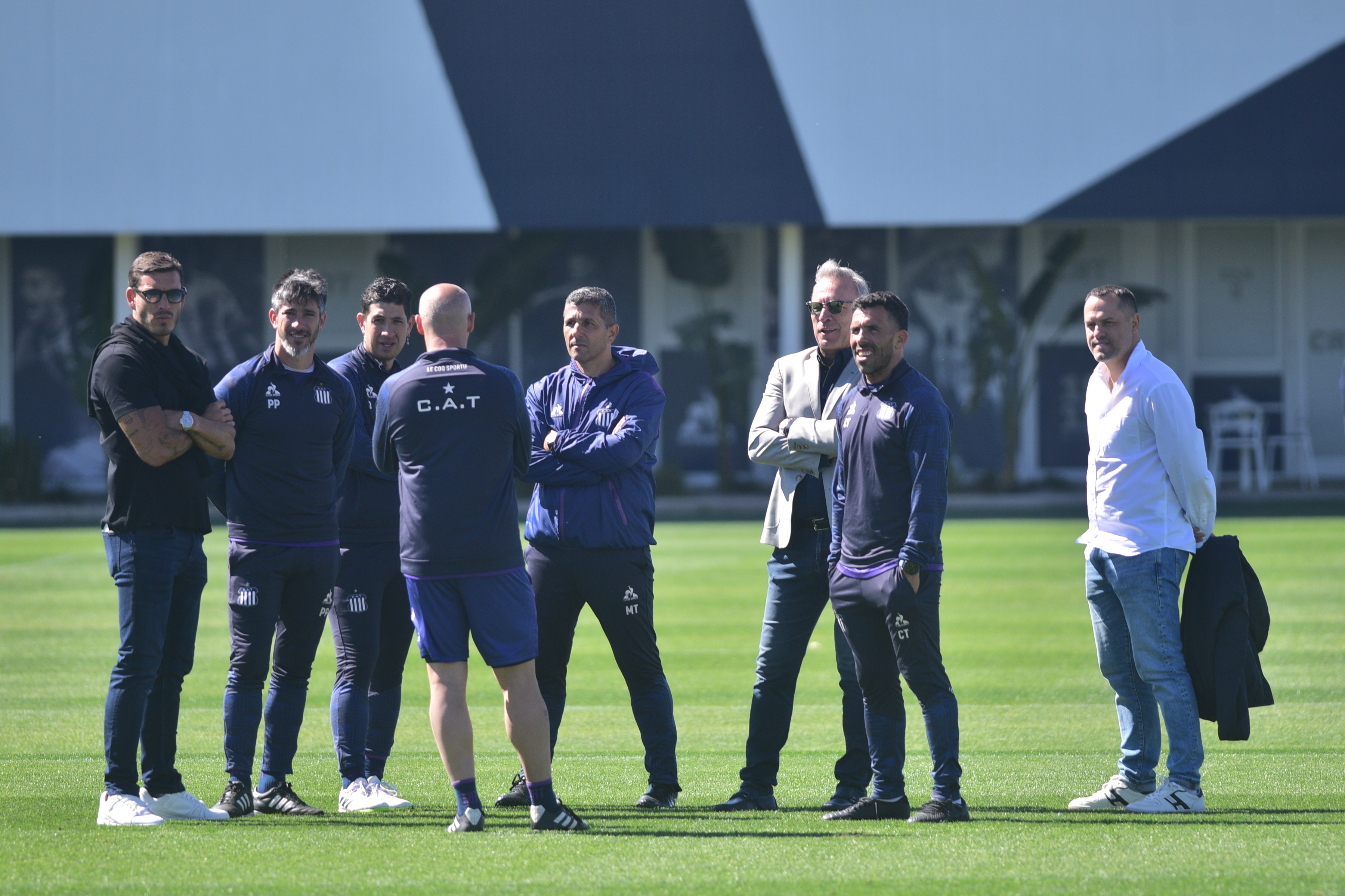 El presidente Andrés Fassi en el entrenamiento junto al entrenador Carlos Tevez. (Pedro Castillo / La Voz)