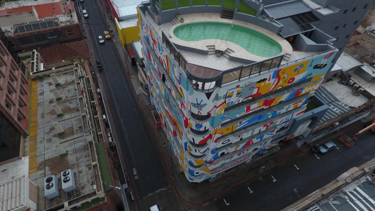Siete pisos. La terraza del edificio alberga pileta, quincho y solárium, una de las áreas comunes.