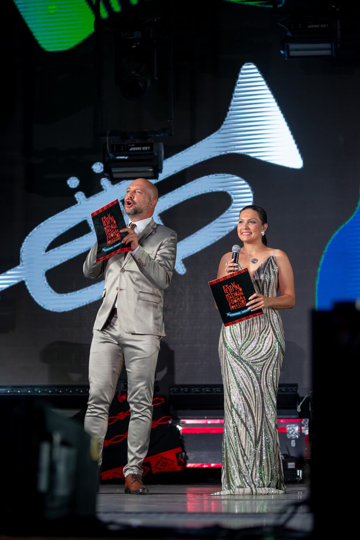 Alejandro Bustos y Érica Pereyra. conductores del Festival de Doma y Folklore. (Foto: La Voz)