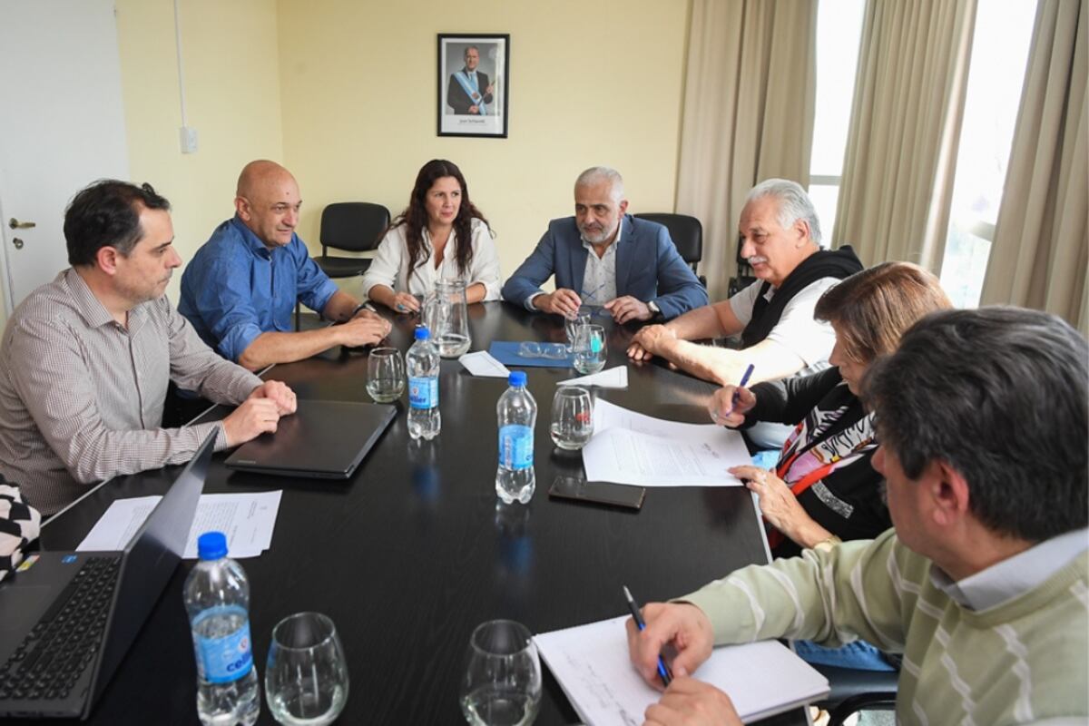 Acuerdo. El Gobierno provincial firmó este jueves el acuerdo paritario con la UEPC para el segundo semestre del año.
