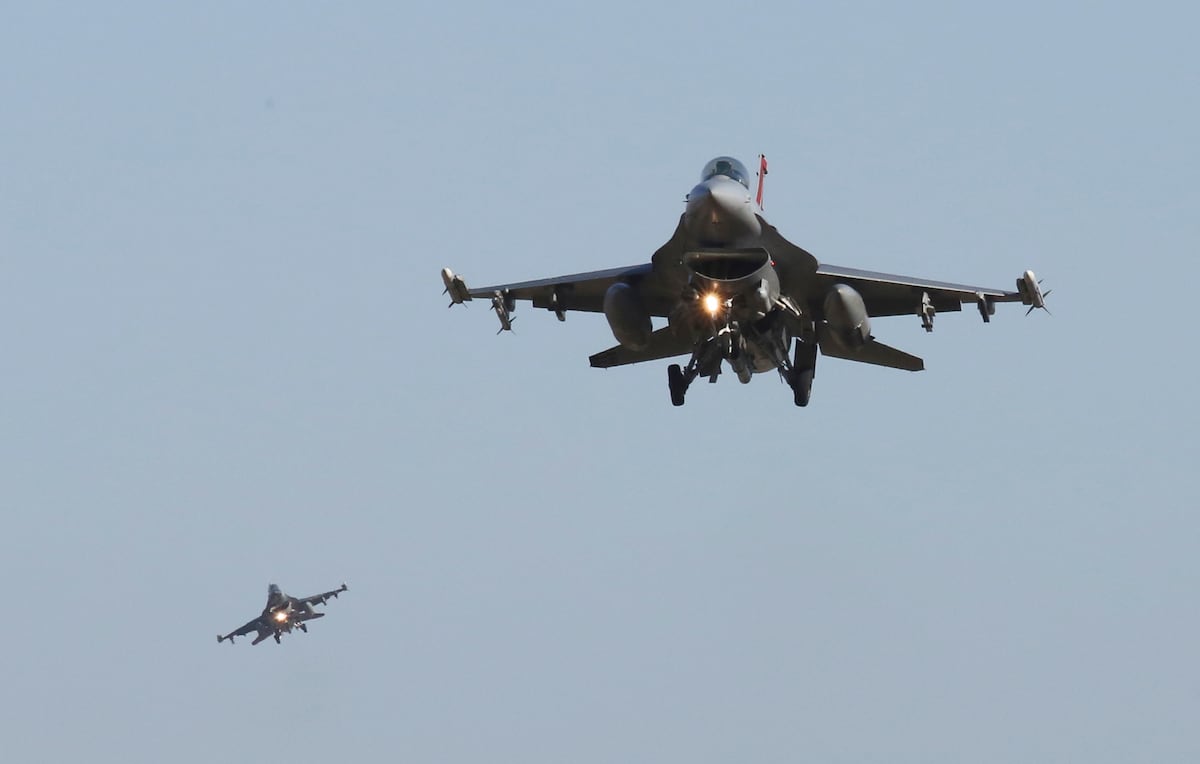 Los primeros seis F-16 procedentes de Dinamarca llegarán a Río Cuarto este 5 de diciembre. (AP / Archivo)