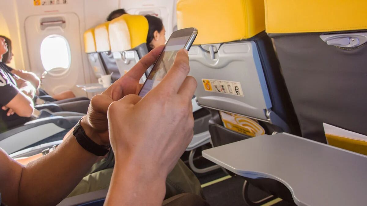 Un piloto reveló cuáles son los peligros de no activar el modo avión durante un vuelo.