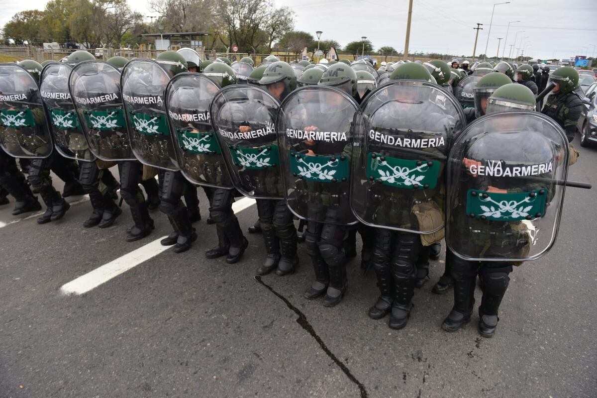 Cruces con la Policía durante la protesta de ATE contra la presencia de Milei en Córdoba (José Gabriel Hernández).