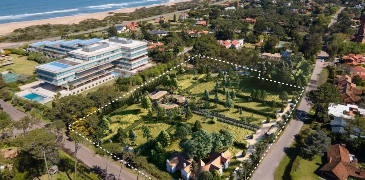 La casa de Fortabat, rodeada de verde, es una residencia histórica de Punta del Este.