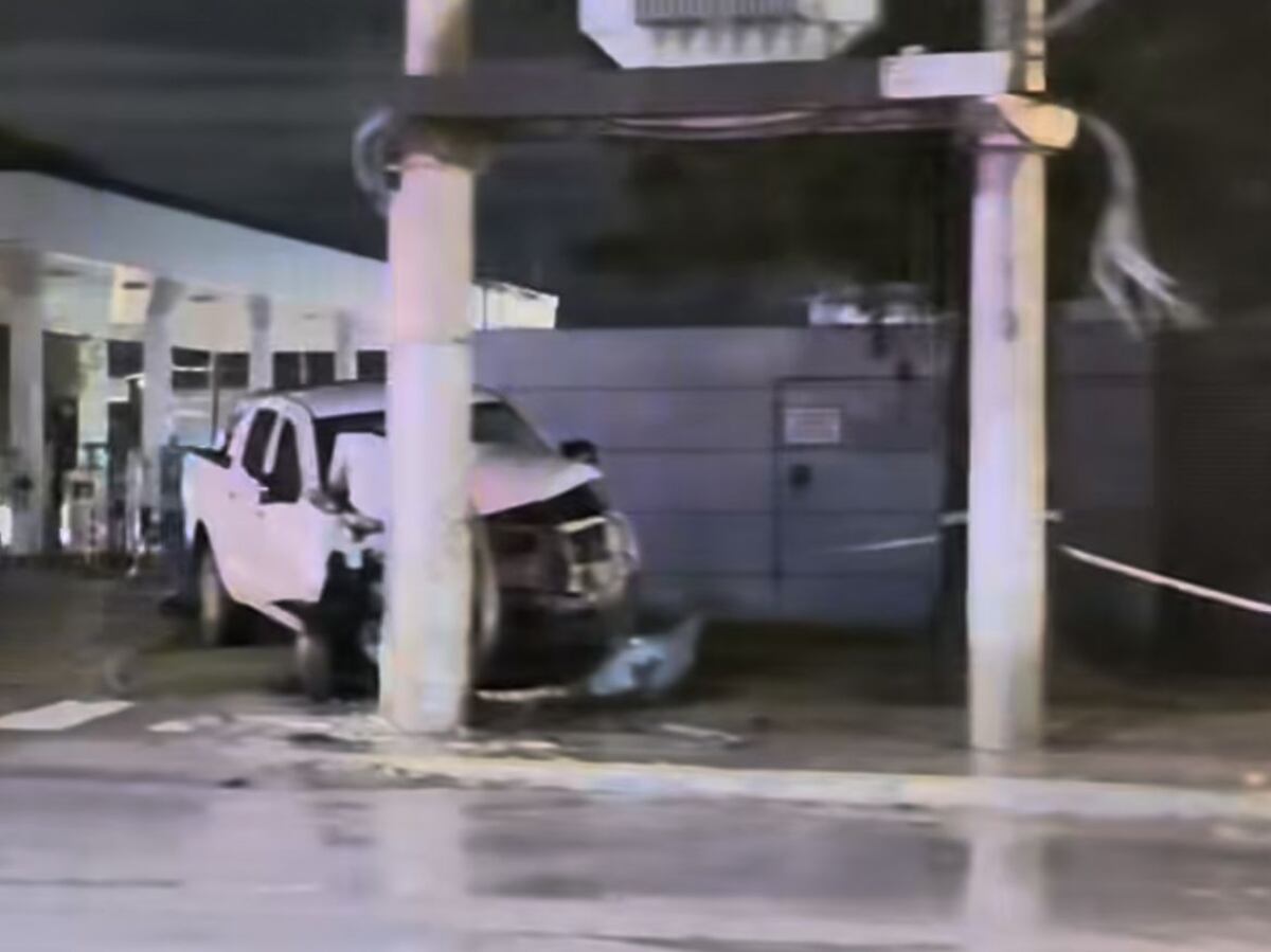 Villa Allende: una camioneta chocó contra un poste y dejó sin luz a una estación de servicio. (Captura)