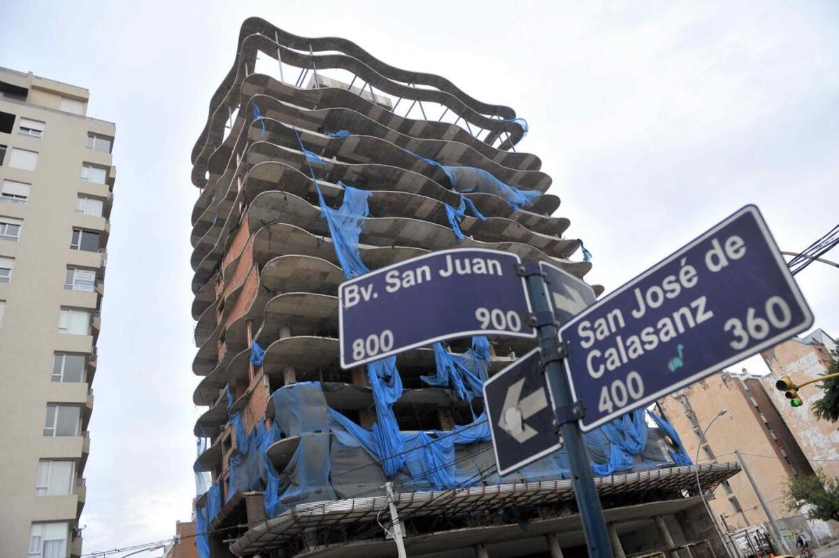 Son varias las obras en la ciudad que quedaron inconclusas y que dejaron sin respuestas tanto a inversores como particulares. (La Voz/Archivo)