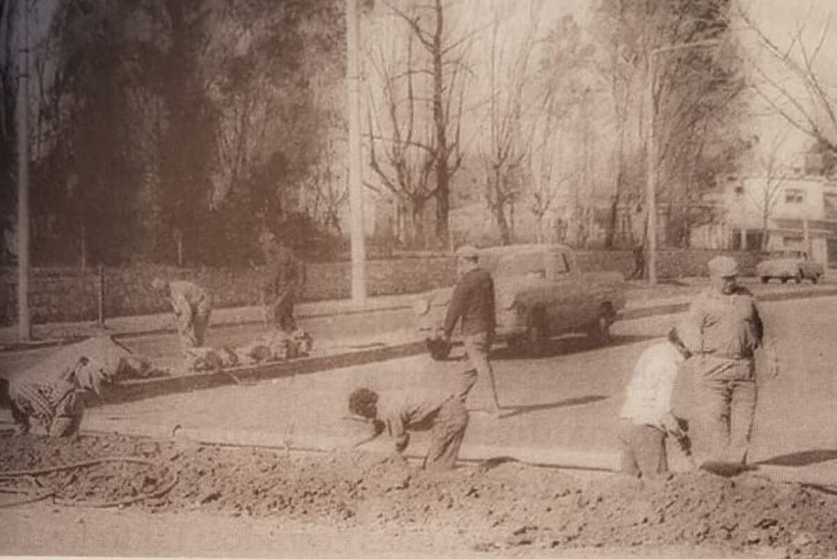 Ensanche de la Av. Rafael Núñez, frente a donde hoy se ubica el Santuario de Schöenstatt, en la "subida del Cerro". Foto: "El Cerro de las Rosas: historia y protagonistas”, de Gloria Paladini / Grupo Edisur