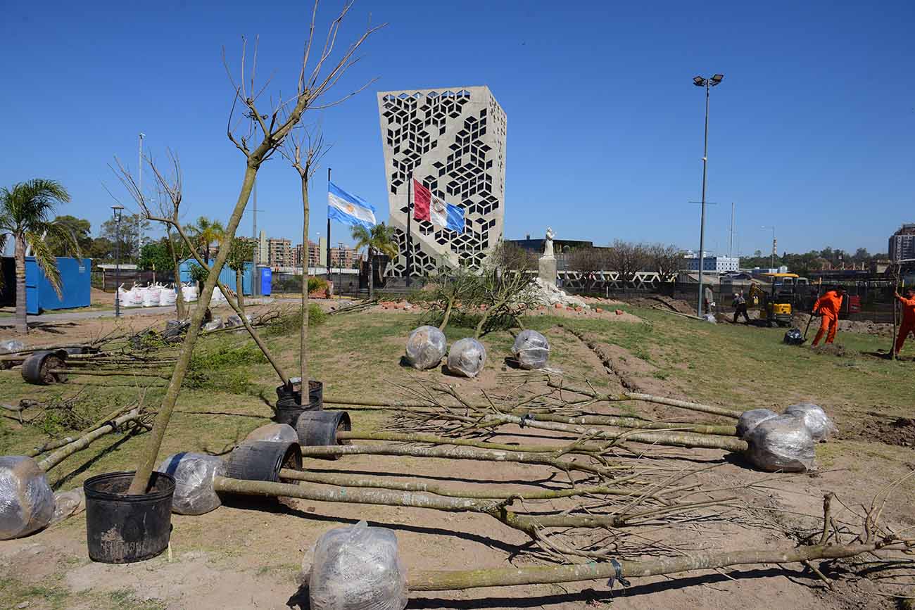 Iniciaron la intervención en la plaza frente al Centro Cívico . (José Gabriel Hernández / La Voz)
