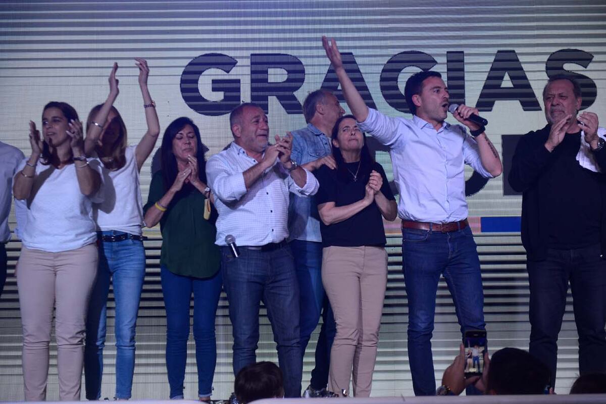 Luis Juez y Rodrigo de Loredo, en los festejos por el triunfo elecciones Legislativas de 2021. (José Gabriel Hernández / Archivo)