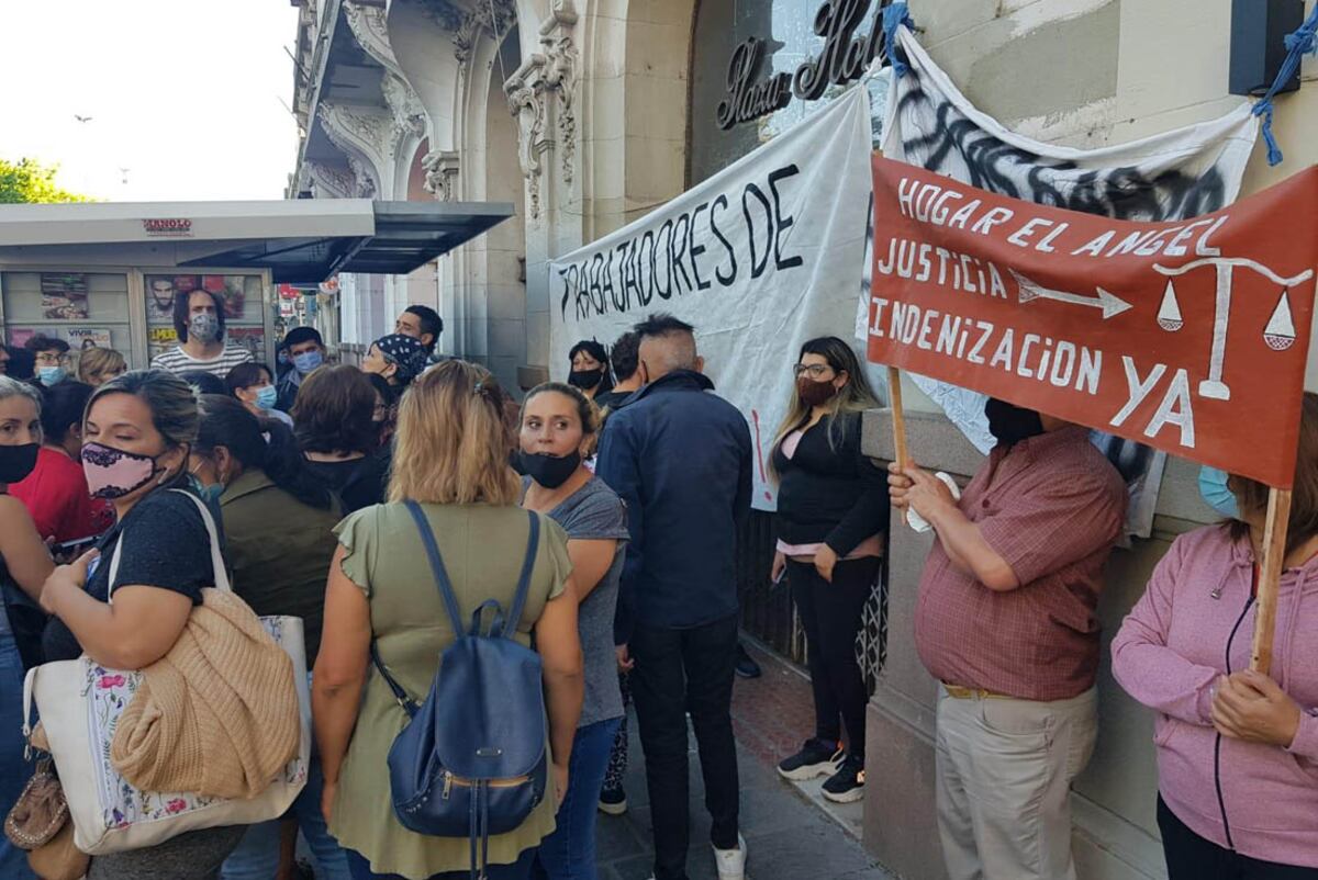 Protesta en el geriátrico frente a la Plaza San Martín por empleados despedidos.