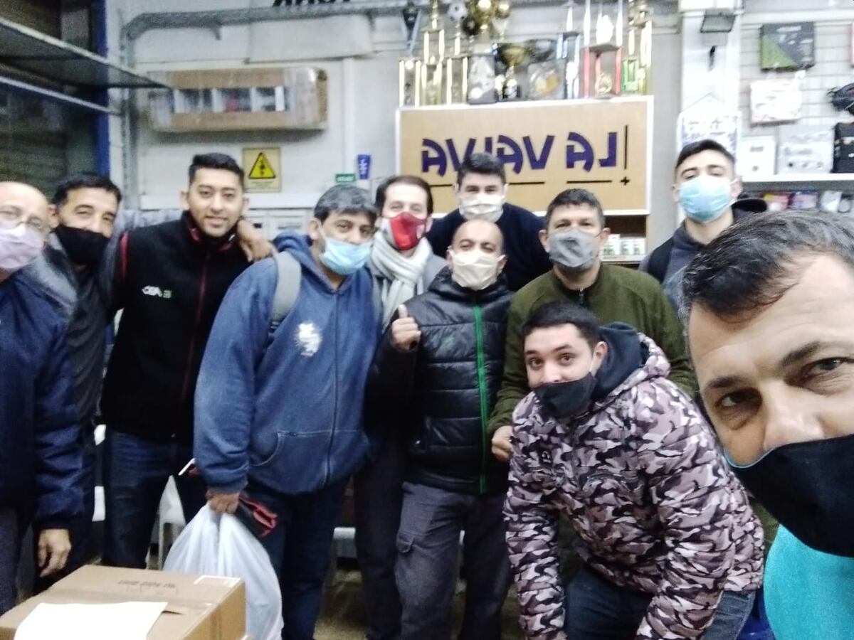 Épocas de pandemia. Vélez en el trabajo con Cristian Durán, Pablo y Luis La Valva y compañeros de trabajo.
