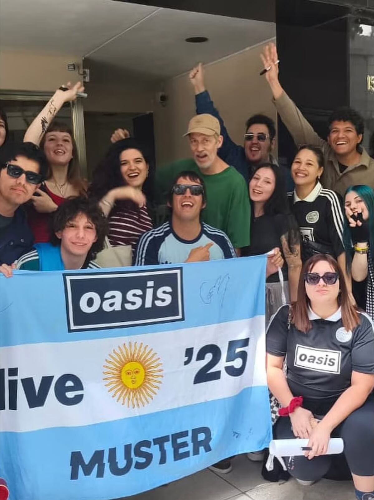 Andy Bell junto con fanáticos en la previa de los shows de Oasis en la Argentina (Foto: X @OasisArchives)