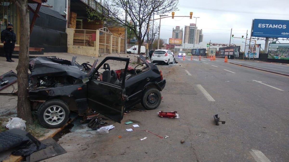 Impacto. Los dos autos chocaron en horas de la madrugada en el tramo rápido de la Colón. (Gentileza Alejandro Pozo)