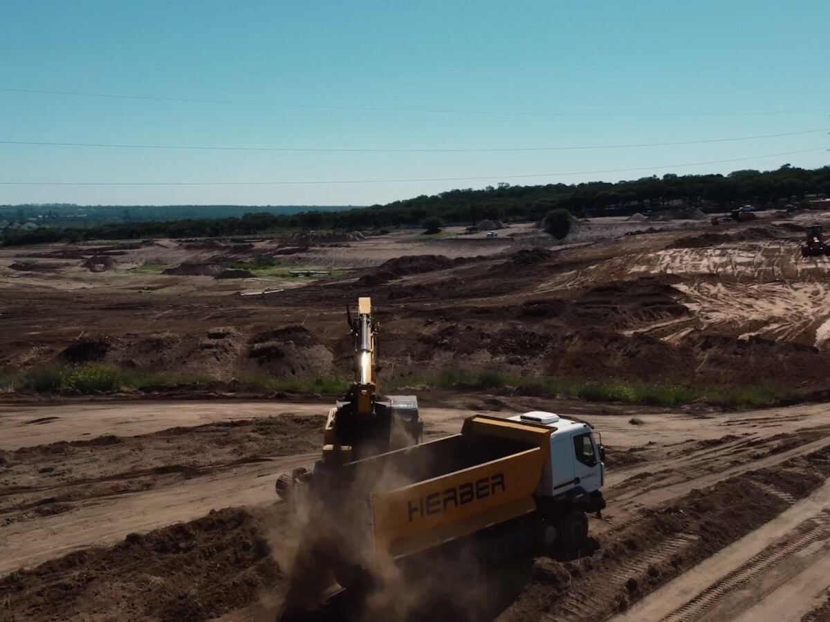 La construcción del Infinito Race Track, el nuevo circuito que será la sede del MXGP Argentina YPF el 1 y 2 de marzo 2025, avanza a paso firme en la ciudad de Córdoba. (Prensa Mas Eventos)