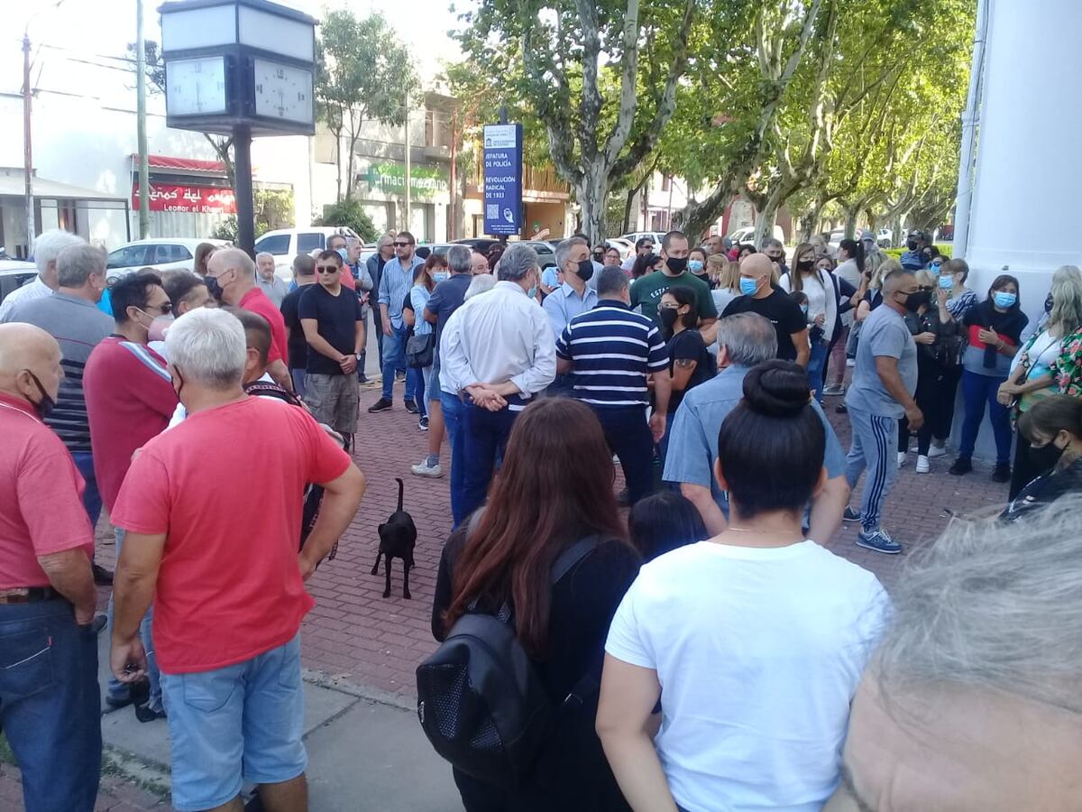 En Cañada de Gómez realizaron una protesta frente a la Jefatura de Policía para pedir la liberación de un suboficial que intentó detener a un sospechoso en un estudio jurídico.