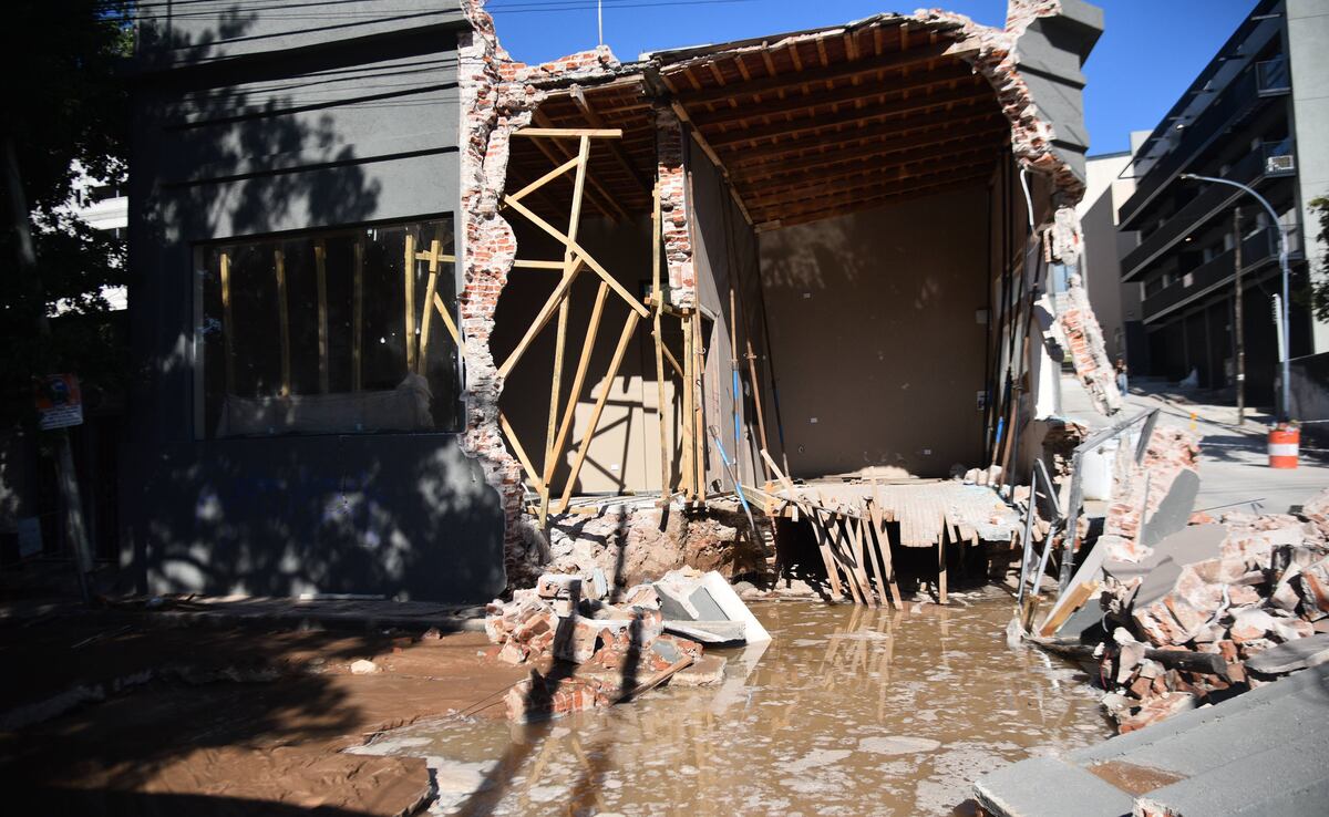 El derrumbe en barrio Güemes y los barrios afectados por el corte de agua. (Pedro Castillo/La Voz)