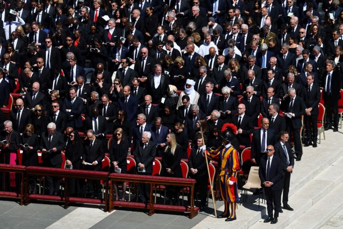 El lugar destacado de Javier Milei en el funeral de Francisco en el Vaticano. (AP)