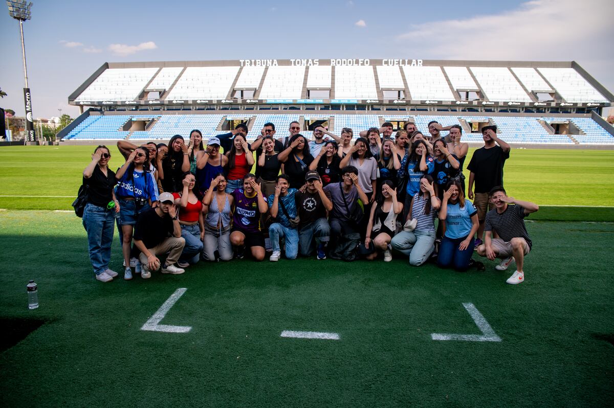 Durante 2025, mediante los programas Digital Nomads Córdoba y Study Córdoba, se organizaron actividades para que estudiantes de intercambio y nómadas digitales vivieran la pasión local recorriendo los tres clubes más representativos de la ciudad: Talleres, Belgrano e Instituto. (Gentileza Córdoba Acelera)