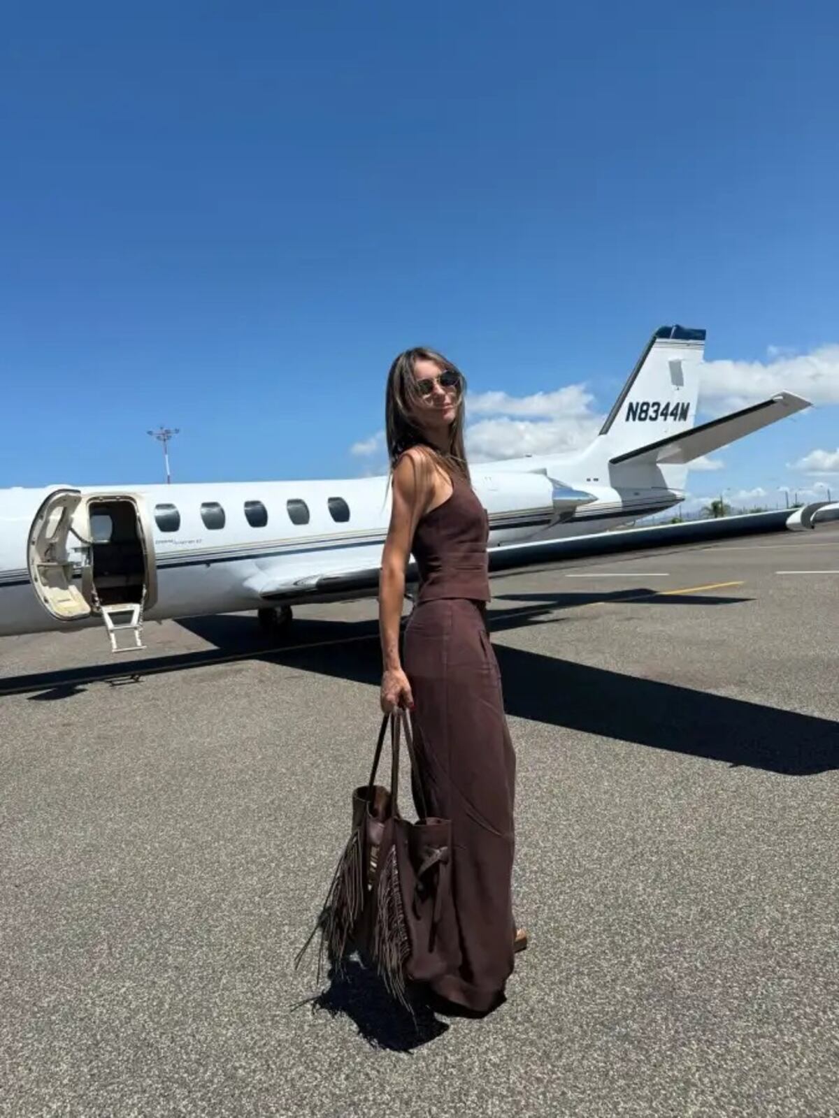 Pampita impone el look comfy más elegante para viajar este verano