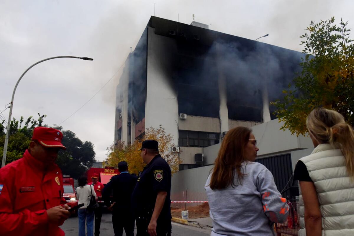 Incendio en el edificio de Apross. (José Gabriel Hernández / La Voz)