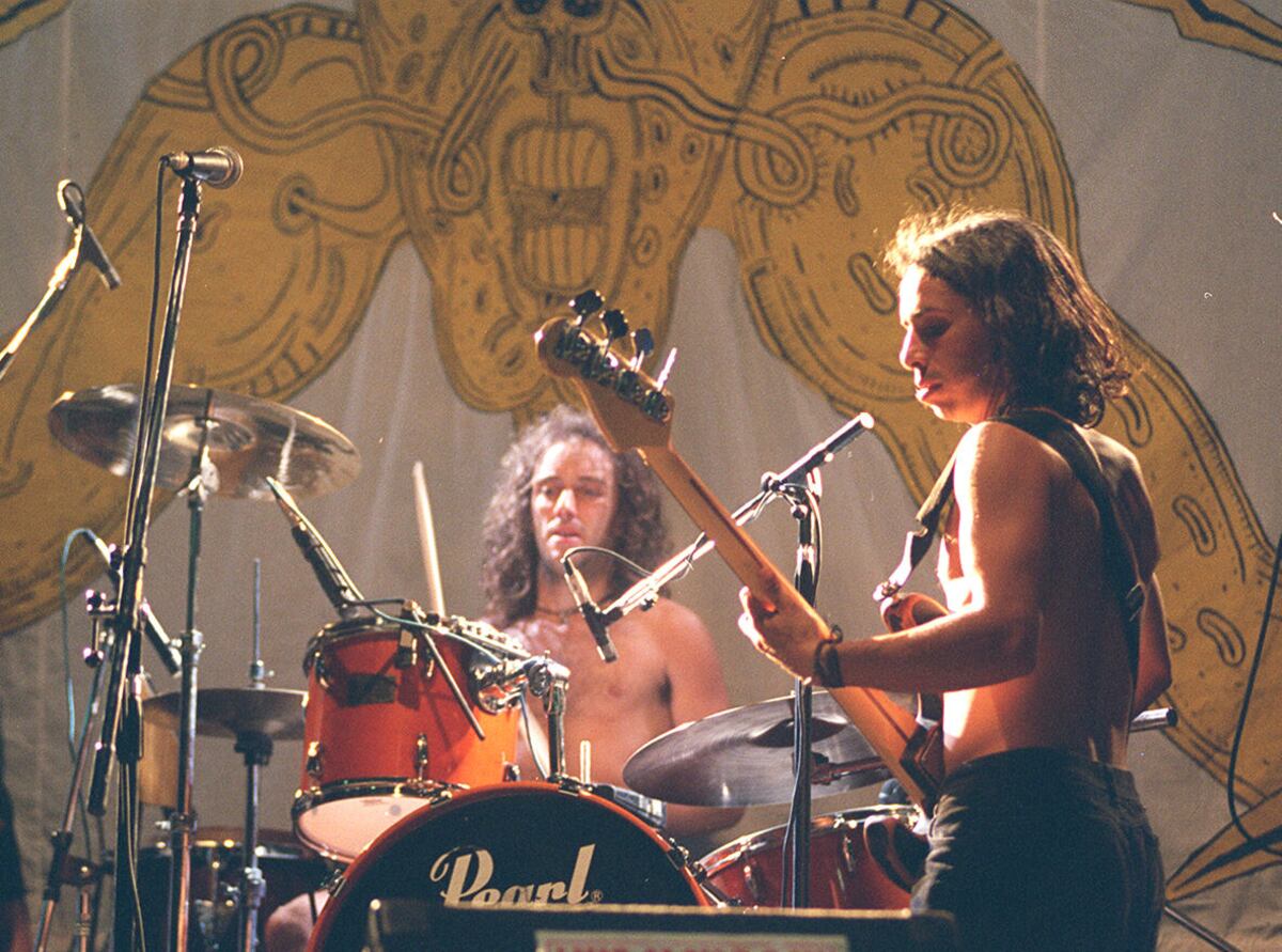 Daniel Buira y Micky Rodríguez, durante el segundo show que Los Piojos ofrecieron en el Club Hindú. Fue en 1996, en el segundo semestre. (La Voz/ Archivo)