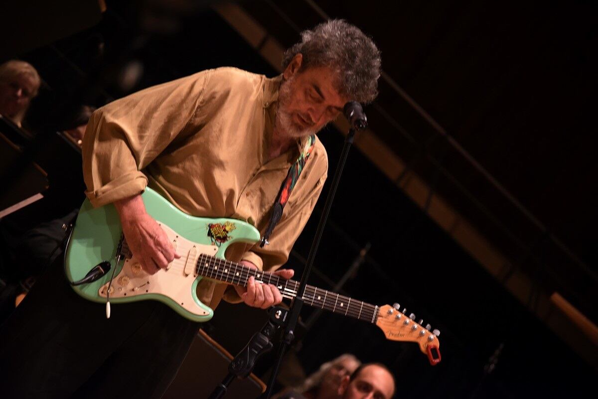 Edelmiro Molinari, uno de los guitarristas emblemáticos de los primeros años del rock argentino. (Gentileza Clarín).