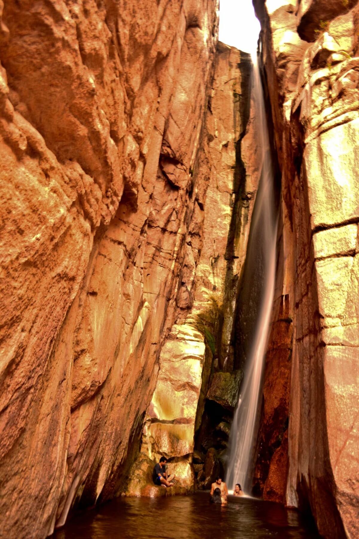 La Rioja: la cascada Cola de Novia, un salto de agua escondido a pocos kilómetros de la capital