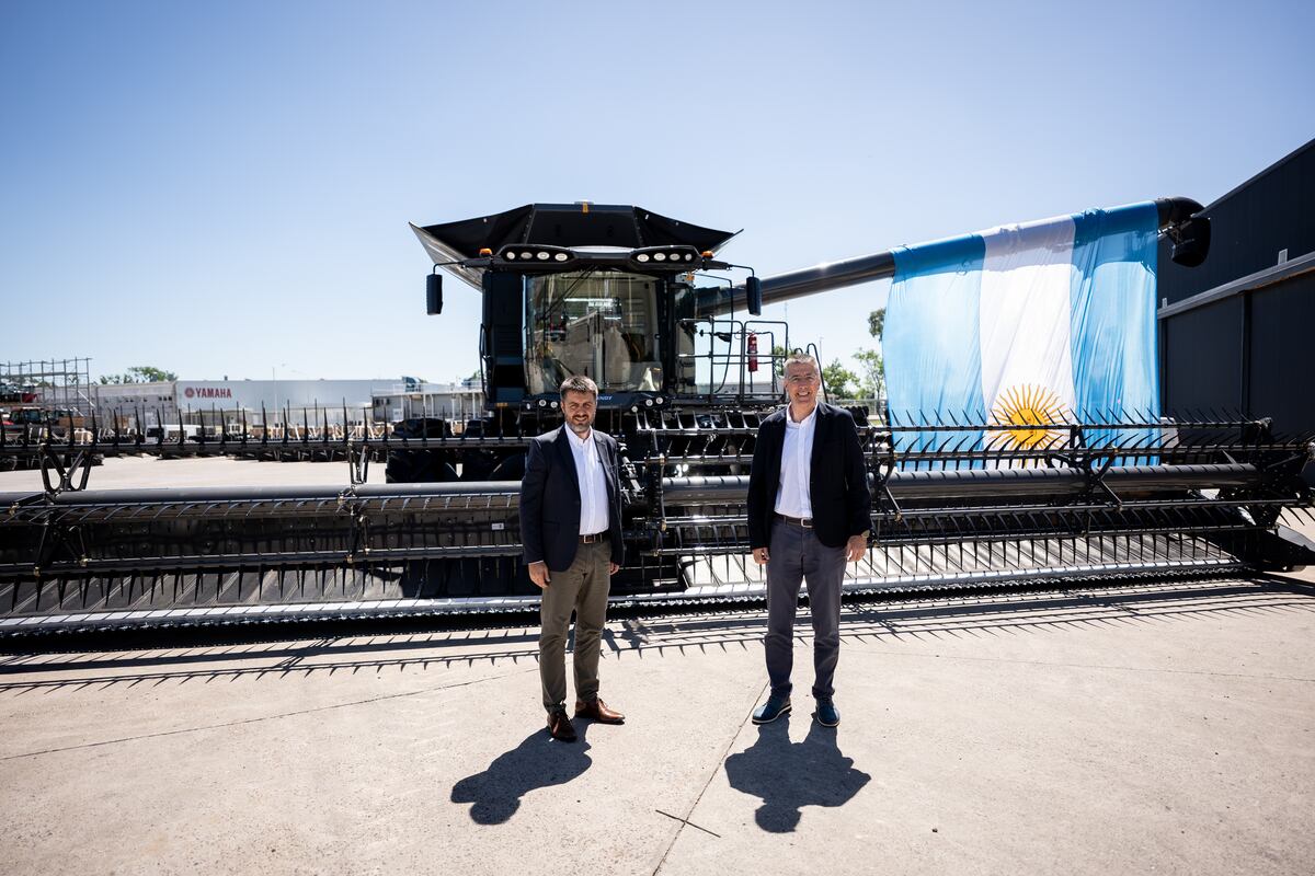 PRESENTACIÓN. Emiliano Ferrari, gerente senior de Ventas de Fendt y Valtra Hispanoamérica y Marcelo Traldi, vicepresidente de Fendt y Valtra para Latinoamérica, en la planta de Agco en General Rodríguez, provincia de Buenos Aires. (Gentileza Fendt)