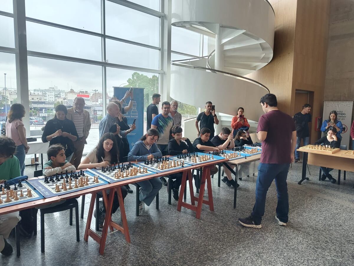 El campeón argentino de ajedrez, Sandro Mareco, compartió su experiencia en Córdoba con jóvenes talentos. (Gentileza)