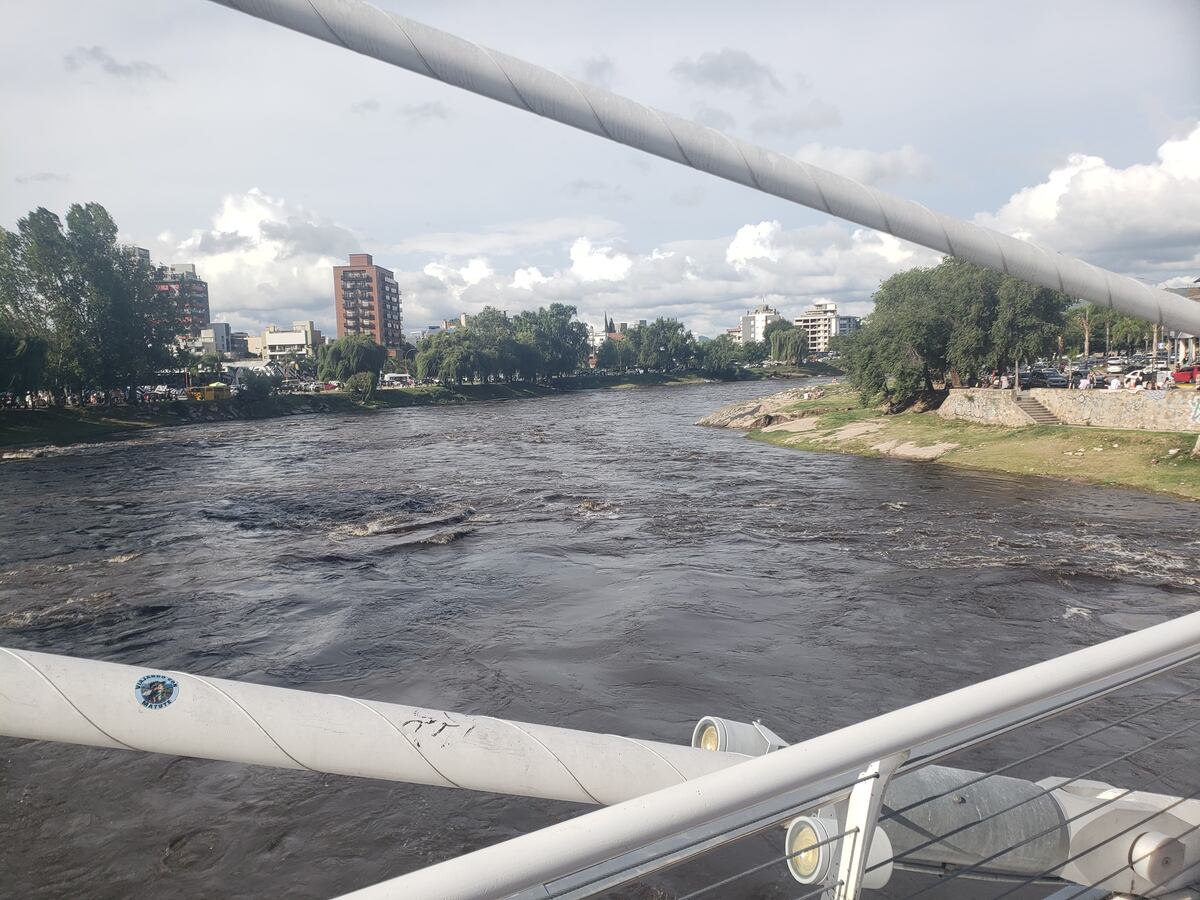 La imponente crecida del río San Antonio. Centro de Villa Carlos Paz. (La Voz)