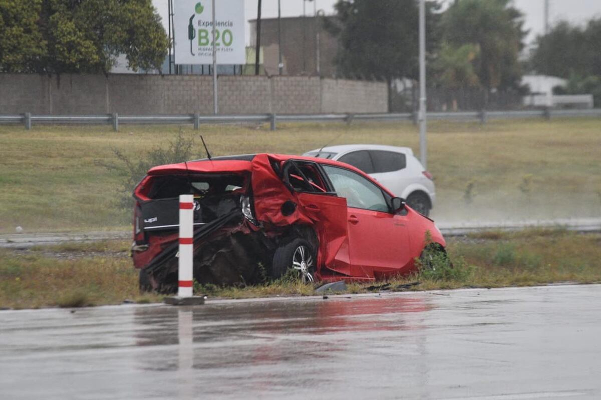 Dos autos chocaron el la circunvalación frente al barrio Manantiales. (Pedro Castillo / La Voz)