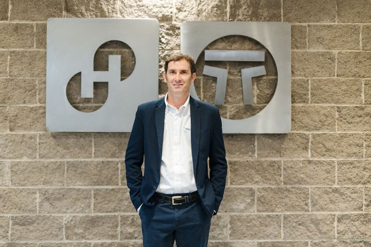 El CEO de Holcim Argentina, Christian Dedeu, con la nueva marca que se suma al portfolio de productos. (Gentileza Holcim)
