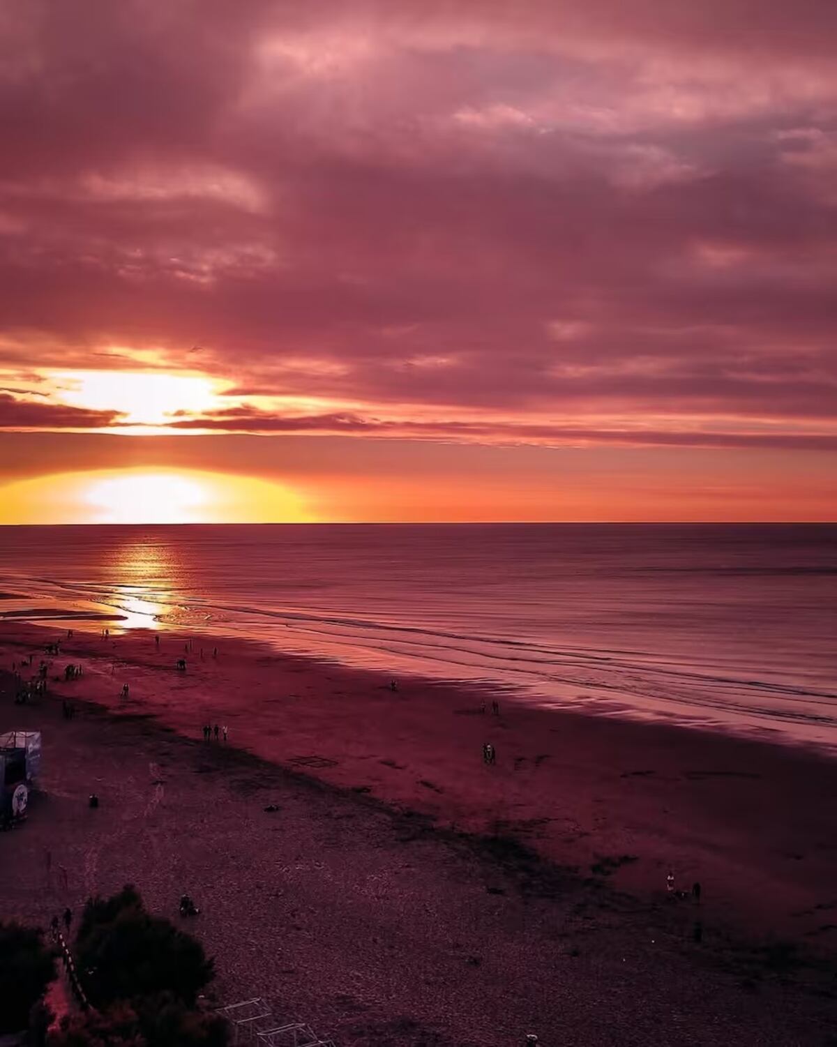 Cuál es la playa argentina donde el sol nace y muere en el mar