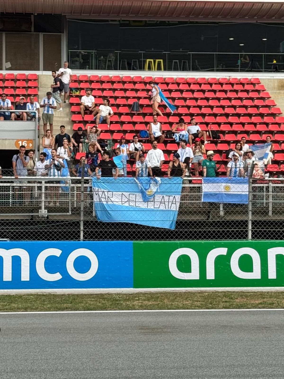 Franco Colapinto tiene un gran apoyo de argentinos en el GP de Barcelona. Este domingo se esperan más. (AP)