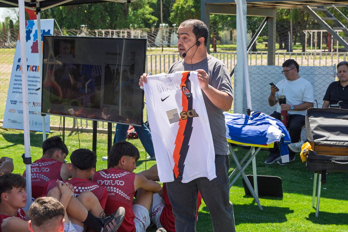 La cancha Osvaldo Ardiles de la ciudad Deportiva de Instituto fue escenario de una propuesta que promueve el pensamiento crítico desde el deporte, con apoyo de la Dirección General de Juventud. (Prensa Instituto)