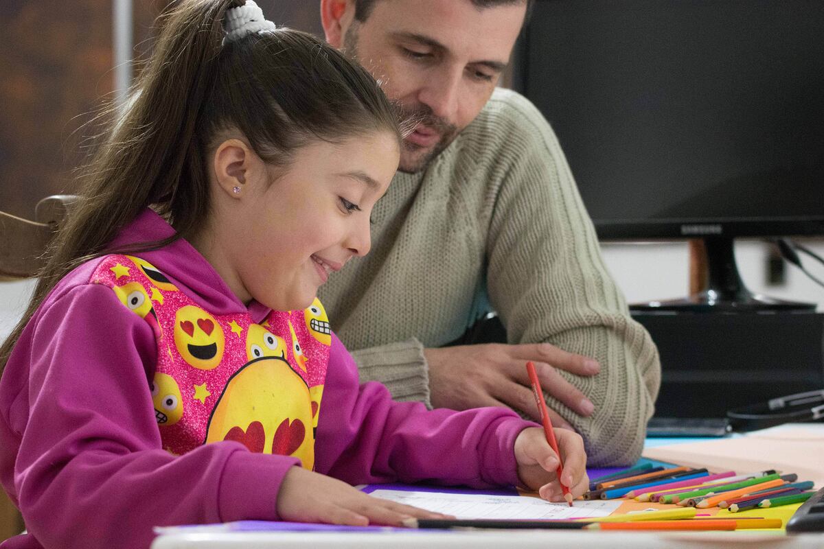 Acompañamiento. Los padres pueden alentar a sus hijos para que no se atrasen a con los contenidos a lo largo del año. (La Voz)