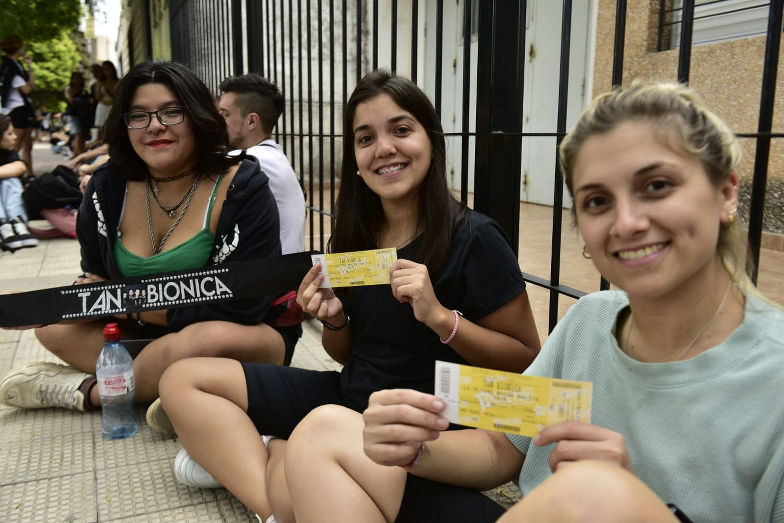El "piberío biónico", en la previa del show de la banda de Chano Moreno Charpentier en Córdoba. (José Gabriel Hernández / La Voz)