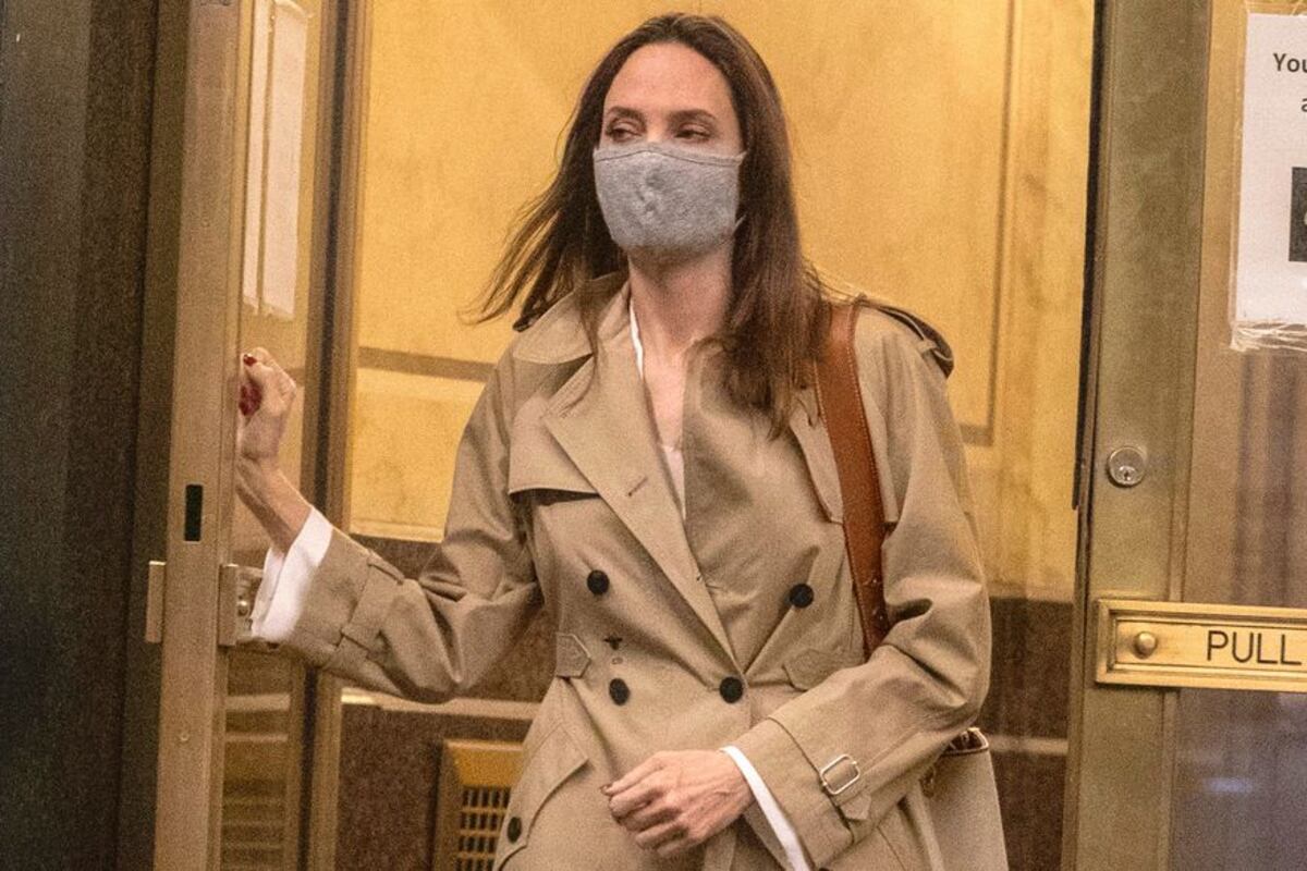 Angelina Jolie entrando a la casa de su exmarido