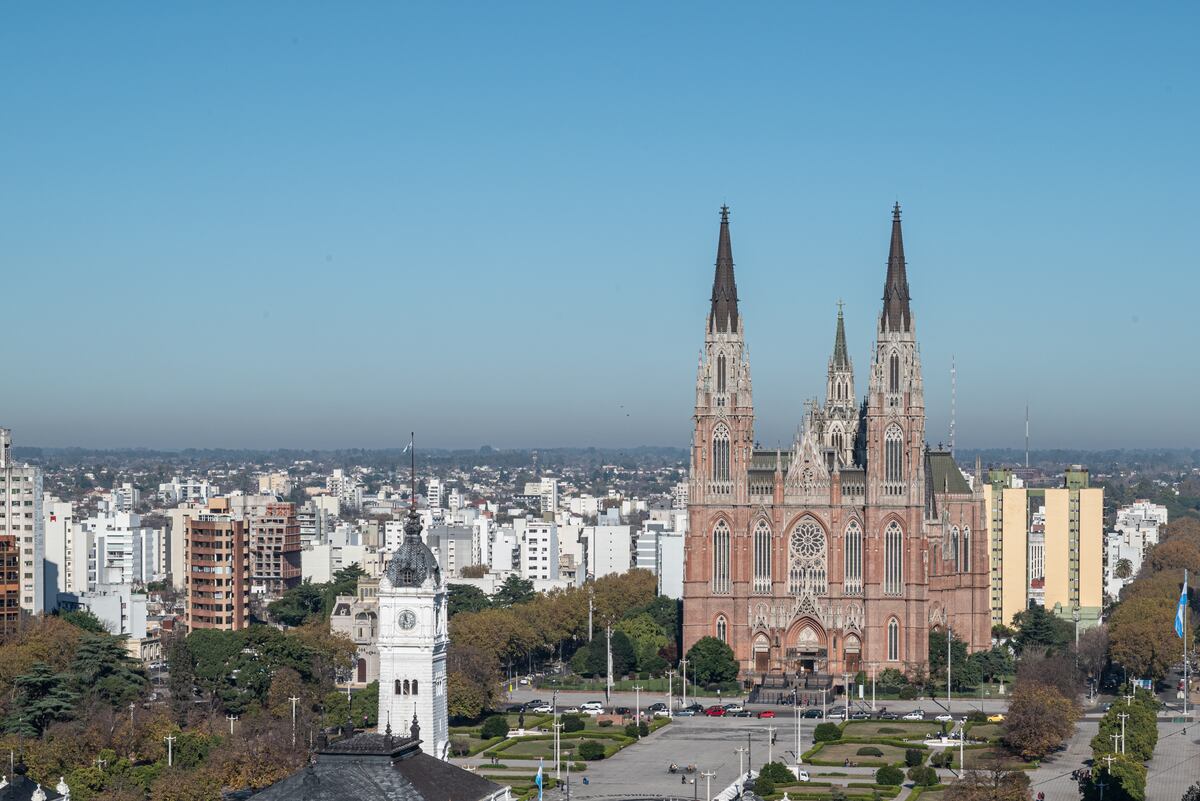 La Catedral de La Plata es una joya arquitectónica de estilo neogótico diseñada por el arquitecto Pedro Benot (gentileza Hotel Grand Brizo La Plata )