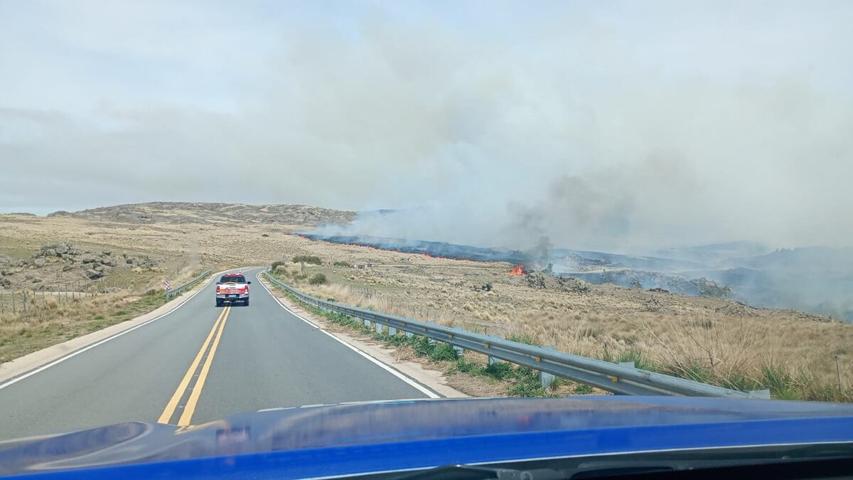 El inicio del fuego, visto desde la ruta de Altas Cumbres (IIFF Cba)