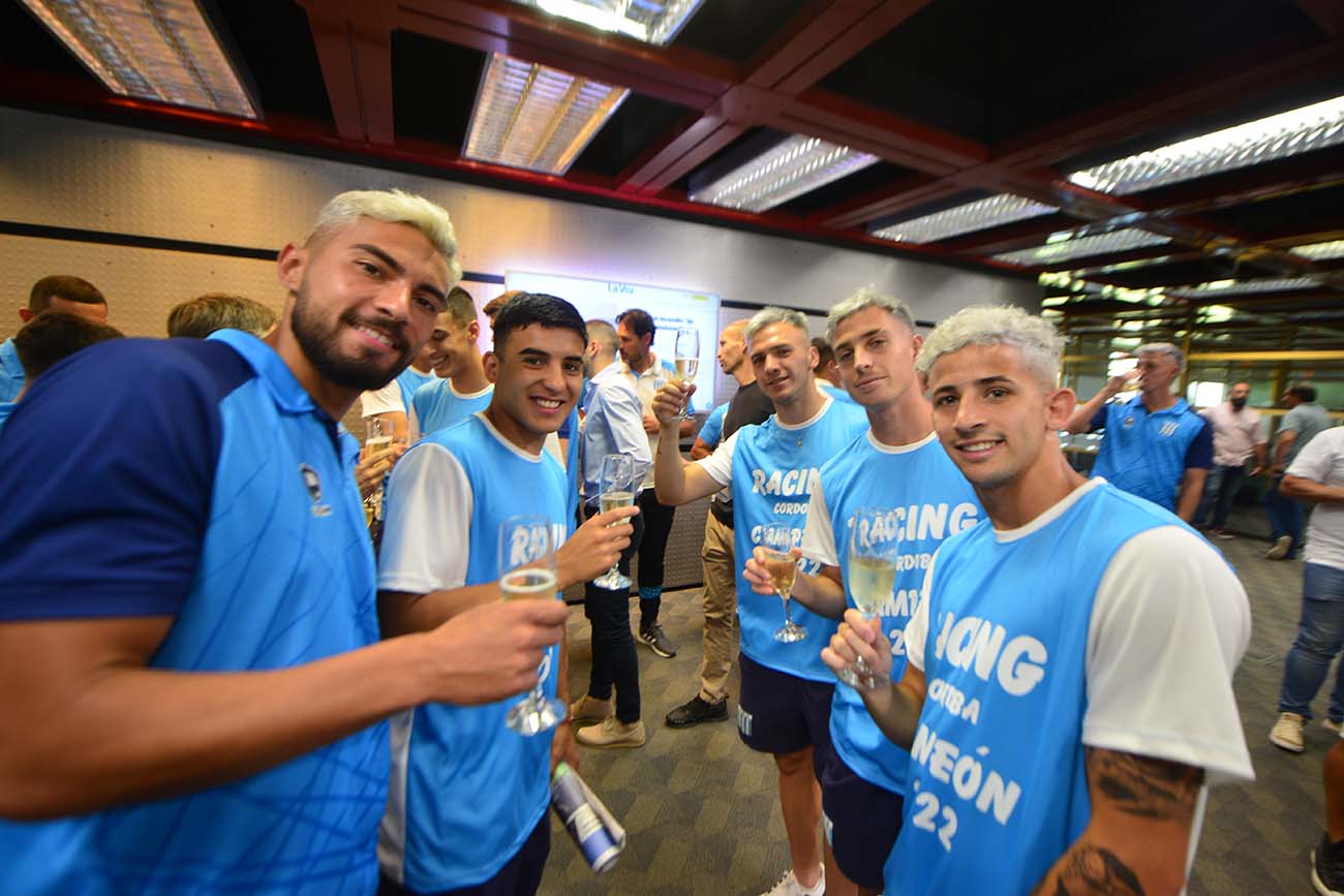 Brindis de Racing campéon en La Voz del Interior. (José Gabriel Hernández / La Voz)