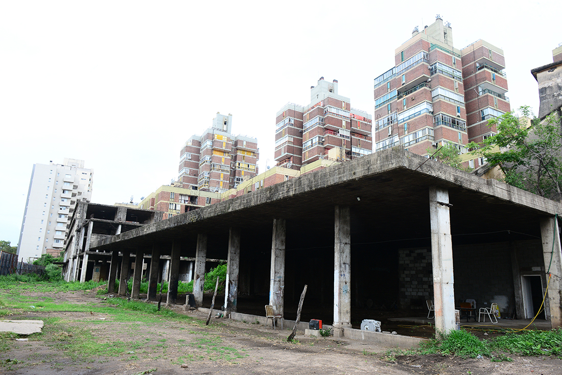 Edificio estructura abandonado costanera Río Suquia
edificios abandonados 
Lugar Costanera norte antes de llegar a Castro Barros
Fotografía José Gabriel Hernández
